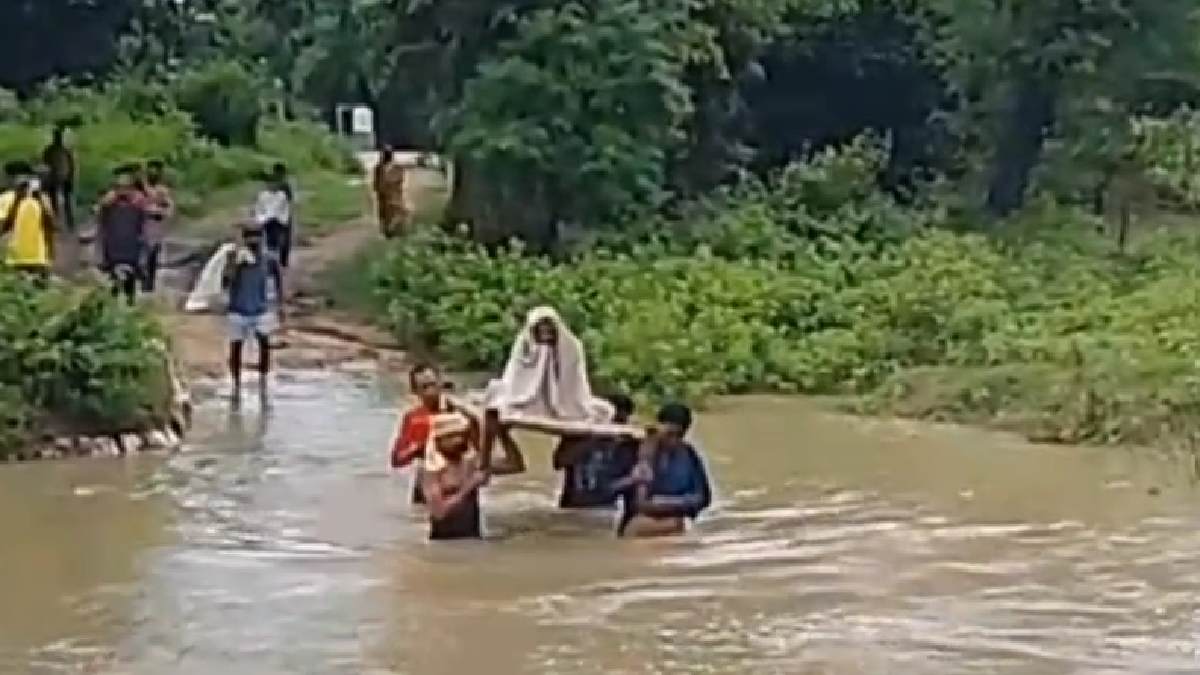 नाले पर पुल नहीं, खाट के सहारे मरीज को कराया उफनता नाला पार - CG Sandesh