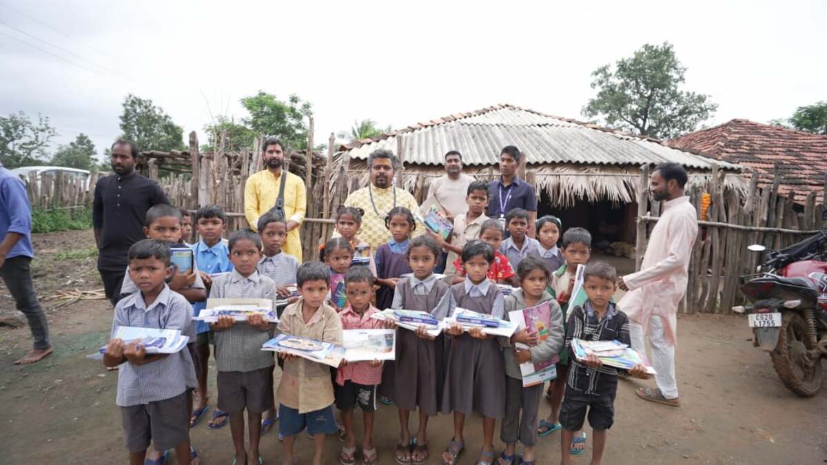 कीचड़ भरे रास्तों से नक्सल पीड़ितों के घर तक पहुंचे डॉ. प्रे... - CG Sandesh
