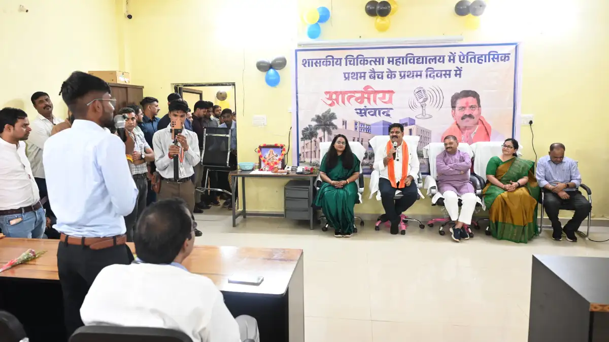 CG : पहले दिन गले में स्टेथोस्कोप, कंधे पर एप्रॉन... आंखों म... - CG Sandesh