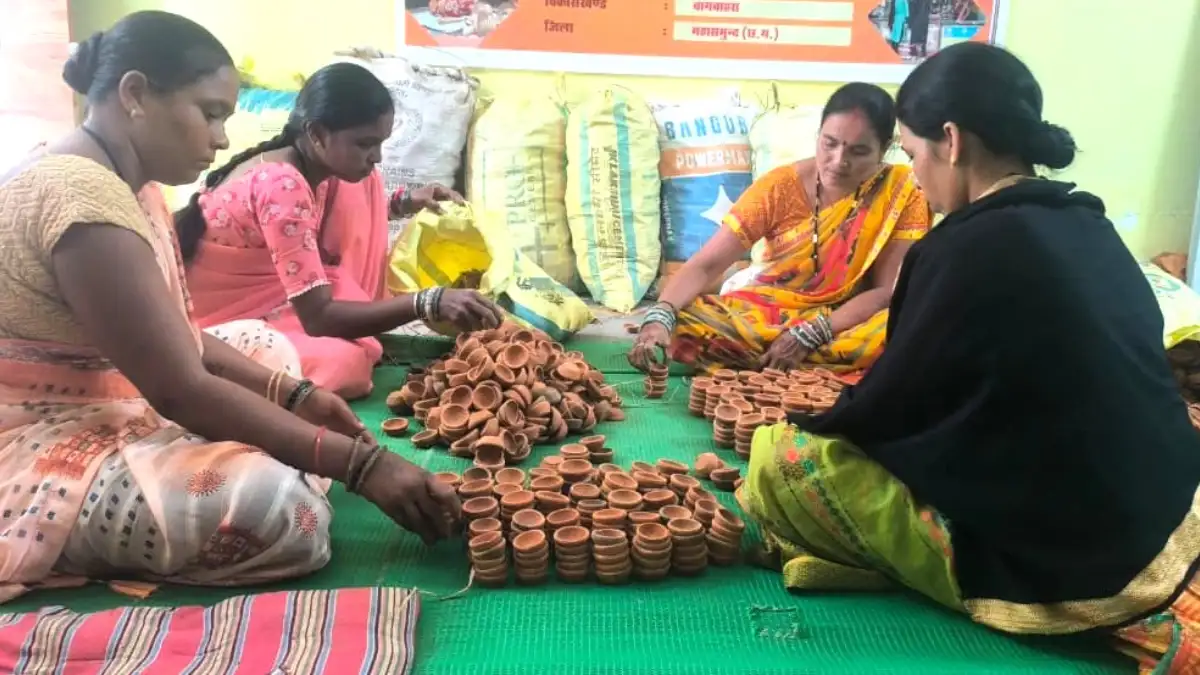 महासमुंद में समूह की दीदियां गढ़ रहीं  संकल्प के दीये - CG Sandesh