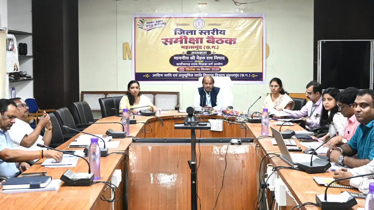 महासमुंद : योजनाओं के क्रियान्वयन में संवेदनशीलता और जवाबदेह... - CG Sandesh