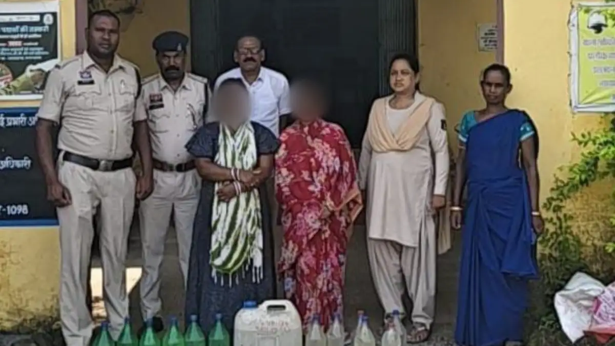 बसना : केवटापाली से 44 लीटर महुआ शराब जप्त, 125 किलोग्राम मह... - CG Sandesh