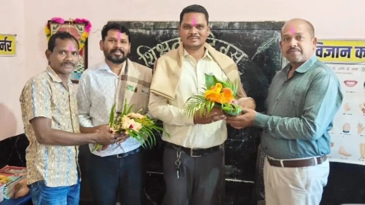 सरायपाली : प्राथमिक शाला मुंडपहार में  श्रद्धा और गरिमा के स... - CG Sandesh