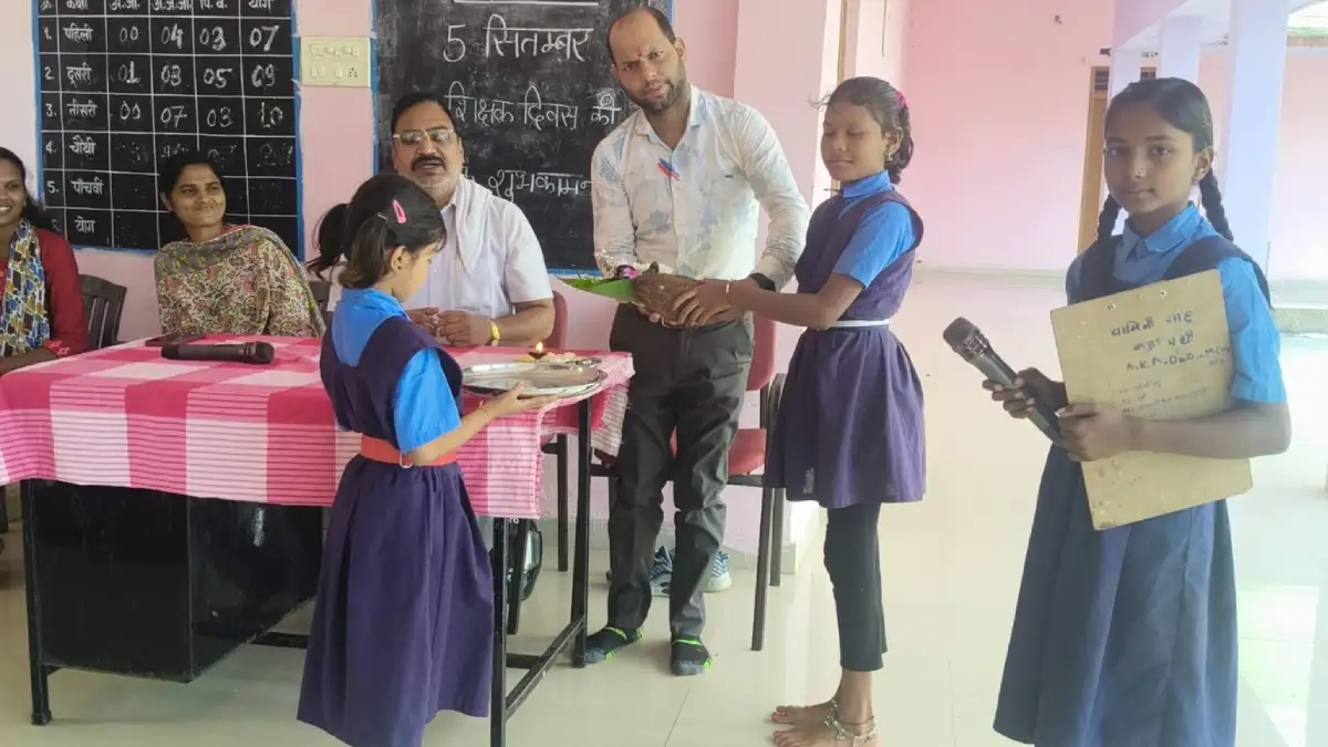 सरायपाली : आश्रम शाला डूडुमचुंवाँ में धूमधाम से मनाया गया शि... - CG Sandesh
