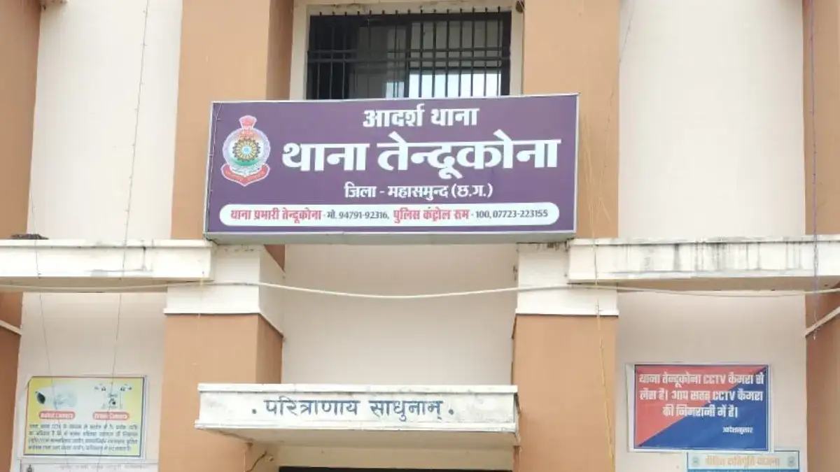 तेन्दूकोना : घर के सामने लोगो को बैठाकर पिला रहा था शराब, का... - CG Sandesh