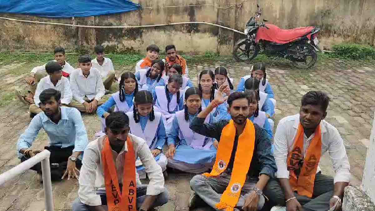 जामवंतपुर स्कूल में छात्रों का हंगामा, किताबों की कमी और बढ़... - CG Sandesh